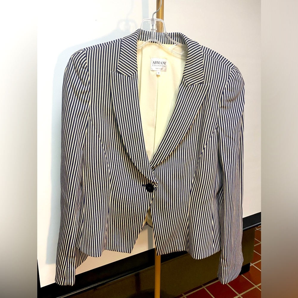 Armani Collezioni jacket / blazer. With back and light beige stripes. Size 10